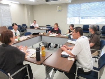 情報提供する柚木参事官(右手前)