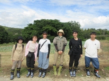 見学参加者と藤原さん(右から3番目)