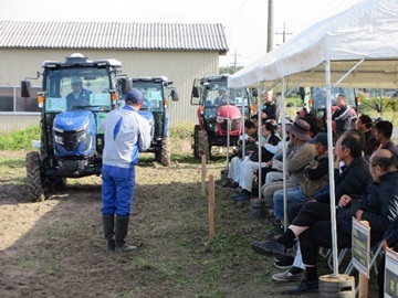 説明を聞く参加者