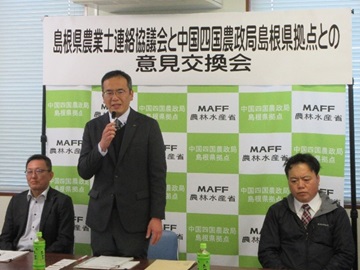 挨拶する石原会長