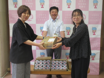 農政局から備蓄食品を引き渡す様子