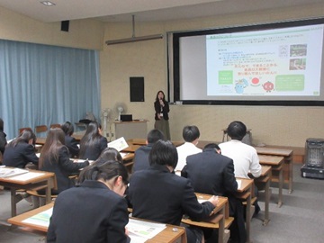 邇摩高校の様子