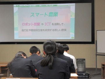 説明動画を見る生徒