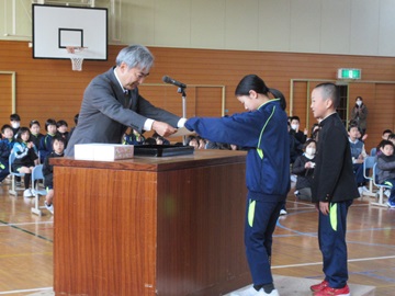 賞を受け取る児童代表