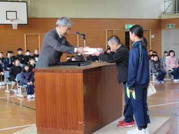 副賞を受け取る児童代表