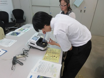 検査器具を体験する生徒