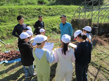 作物の育て方を習う児童