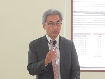 挨拶する島根県拠点の杉山地方参事官