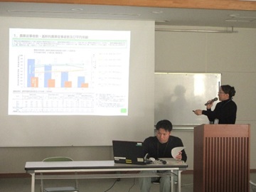 グラフの説明をする県拠点
