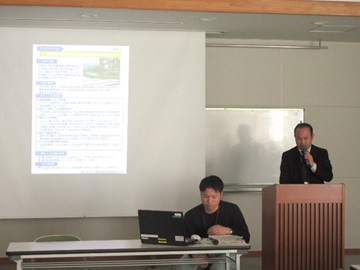 参考事例を紹介する職員