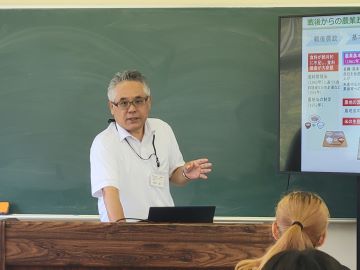 説明する講師