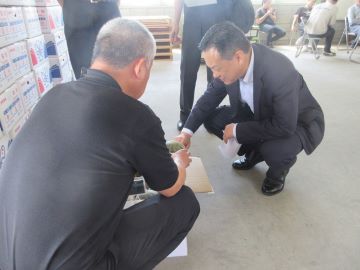 説明を受ける郷局長