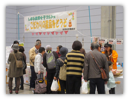 ブース前に並ぶ来店者