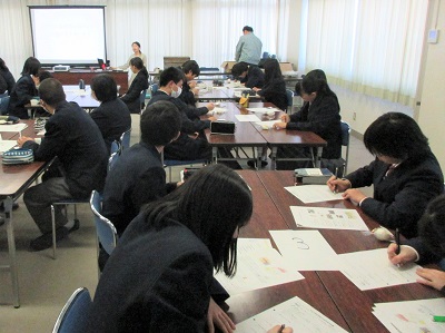 真剣にメモを取る生徒の皆さん