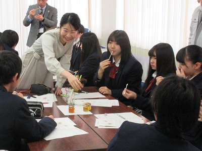 ハチミツのテイスティングの様子