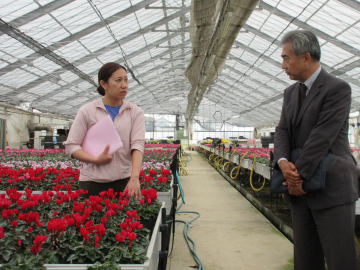 杉山参事官（右）と意見交換中