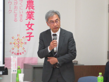 あいさつする杉山地方参事官ｎ