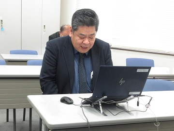 説明を行う尾形主任農政推進官