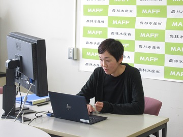 授業を行う井口農政推進官