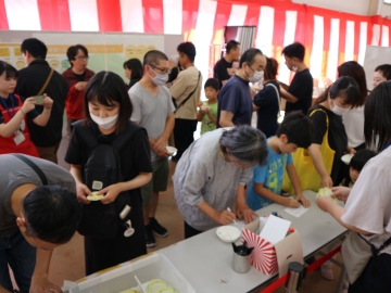 食べ比べてメッセージを書く様子