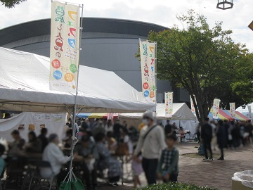 多くの来場者でにぎわう会場