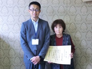 越川茂子（右）