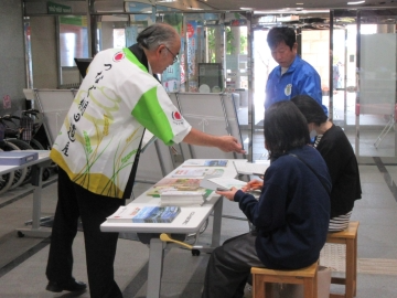 クイズ参加者（右）に棚田について解説