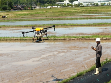 農業用ドローンで湛水直播を行っている様子
