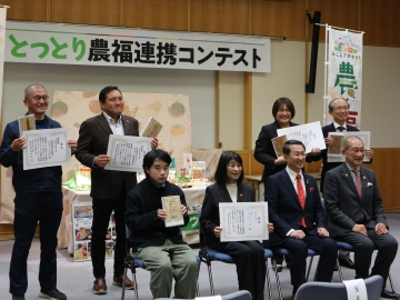 受賞された各事業所の皆さんと平井県知事
