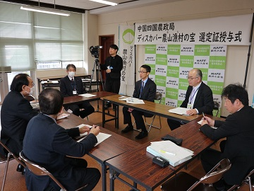 受賞者との意見交換の様子