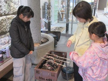 ヤマメを焼いている様子