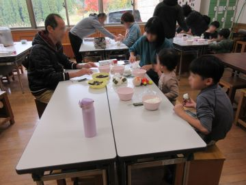 おにぎりを食べている様子