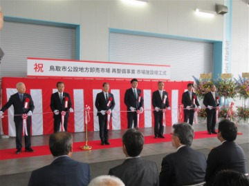 テープカットの様子