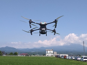 追肥作業をしているドローンの写真