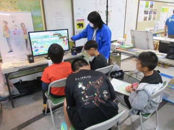 クイズを解く小学生