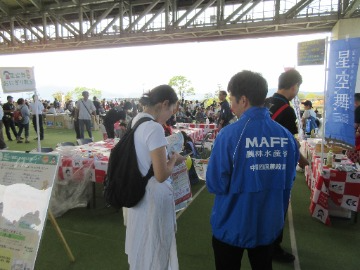 アンケートに回答する来場者