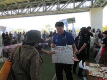 調査を実施する県職員