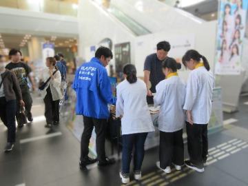 アンケートに答える来場者