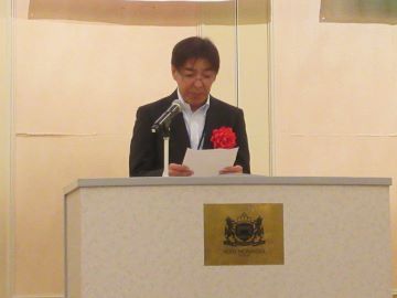祝辞を述べる甲岡地方参事官の写真