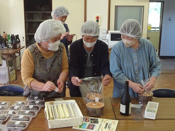 シフォンケーキの袋詰め作業