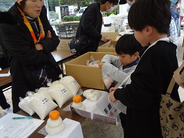 お餅の詰め放題に挑戦！