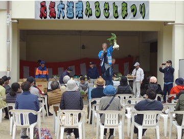 賑わった地元野菜のセリ大会