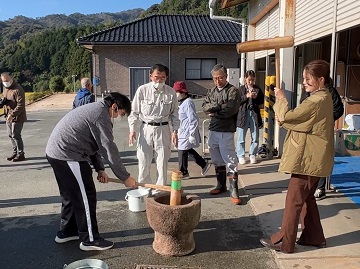 大学生がお餅つき