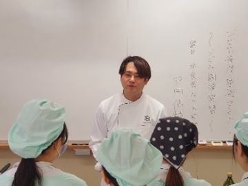 調理の説明をする中田シェフ