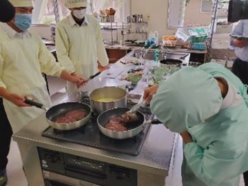 調理に挑戦中の学生