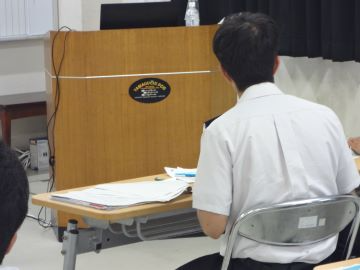 熱心に説明を聞く隊員