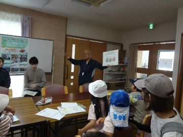 地球温暖化の説明をする県拠点職員