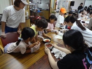 収穫した野菜でピザづくり