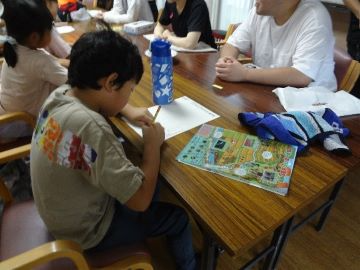 絵日記を作成する児童