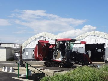 稲刈りに向けてコンバインの洗浄の様子